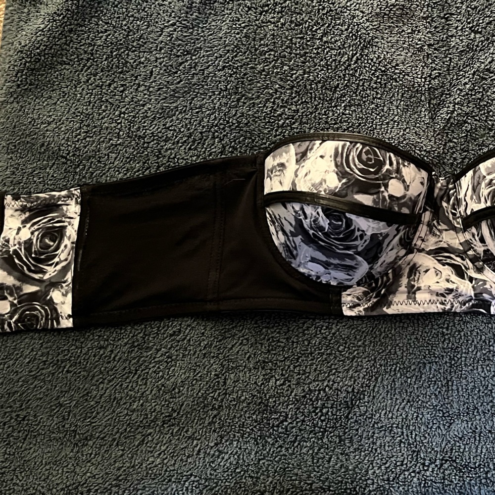 Rose patterned bra. - Picture 2 of 6
